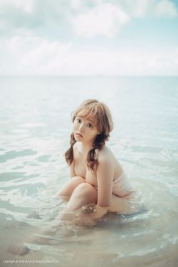 年轻的女孩在办公室推荐香水